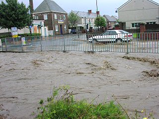 Llifogydd ym Mhontarddulais
